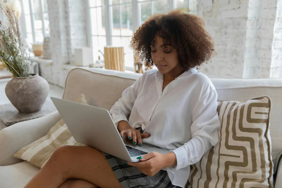 Juriste au travail sur un ordinateur portable