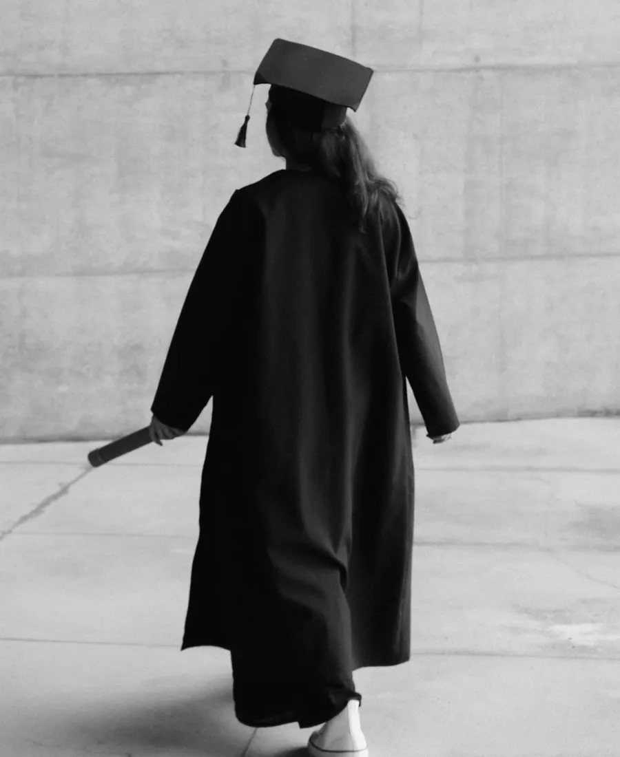 Diplômée en toge marchant vers l’avenir